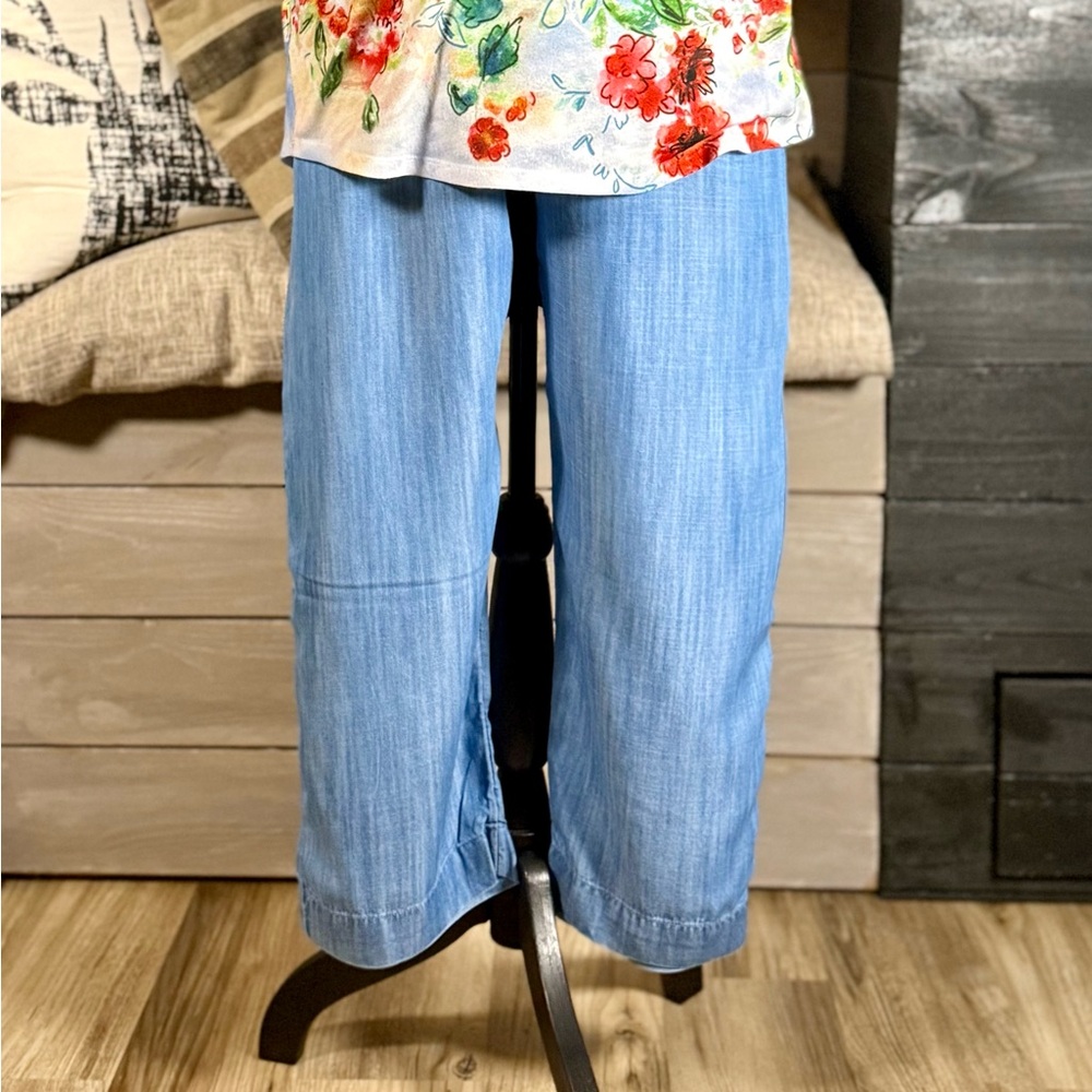 Chico’s Tropical Print T-Shirt and Light Blue Pants and Shorts Set - Picture 2 of 12